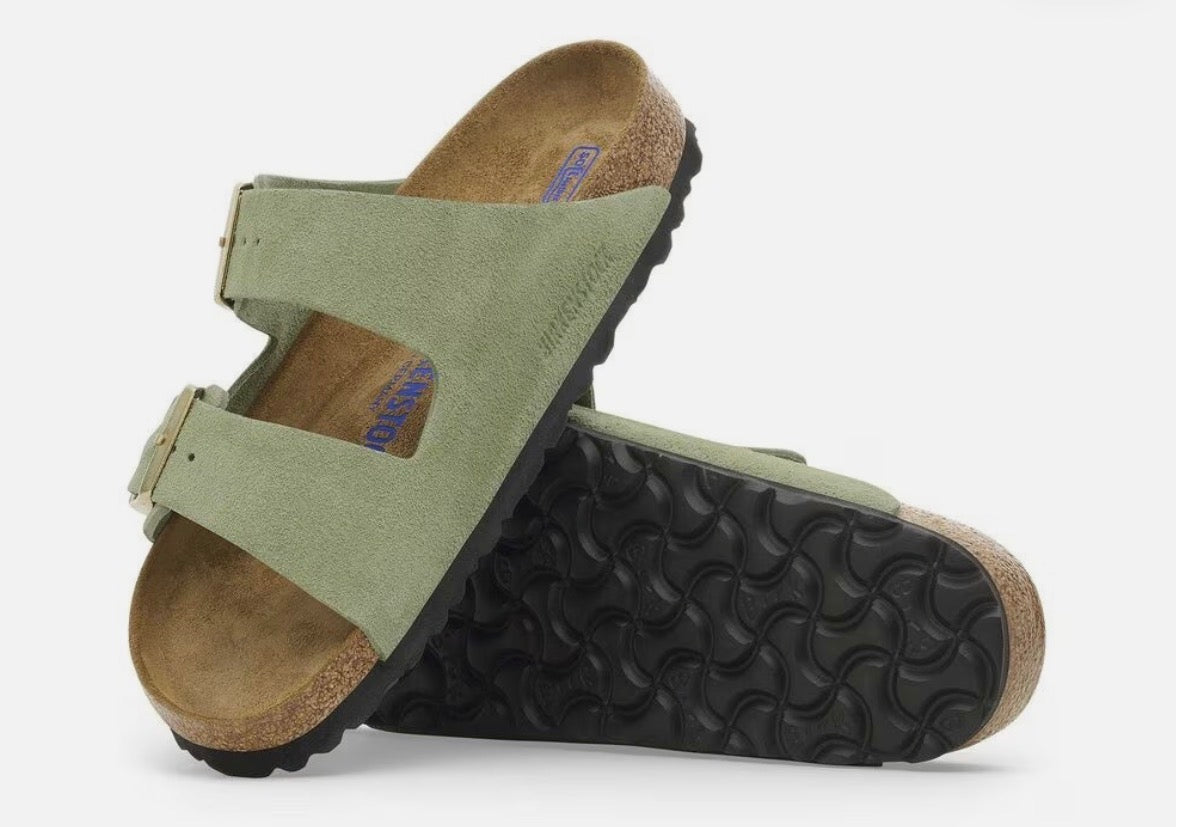 Birkenstock Arizona com palmilha macia em camurça e detalhes em chá verde.