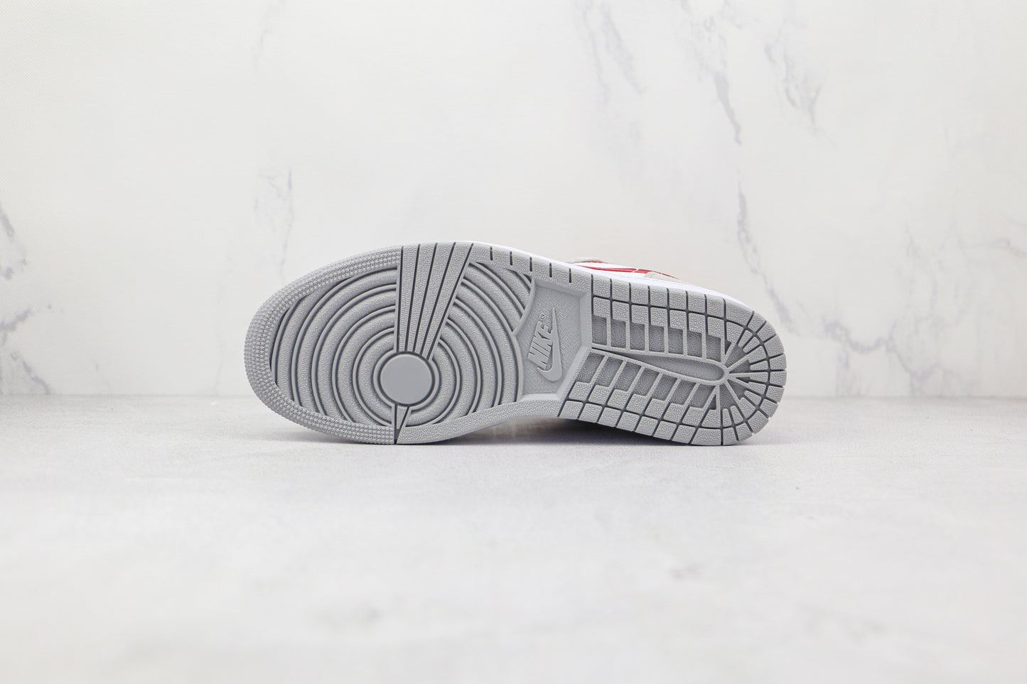 Jordan 1 Low SE Cinza Claro Fumaça Vermelho Academia