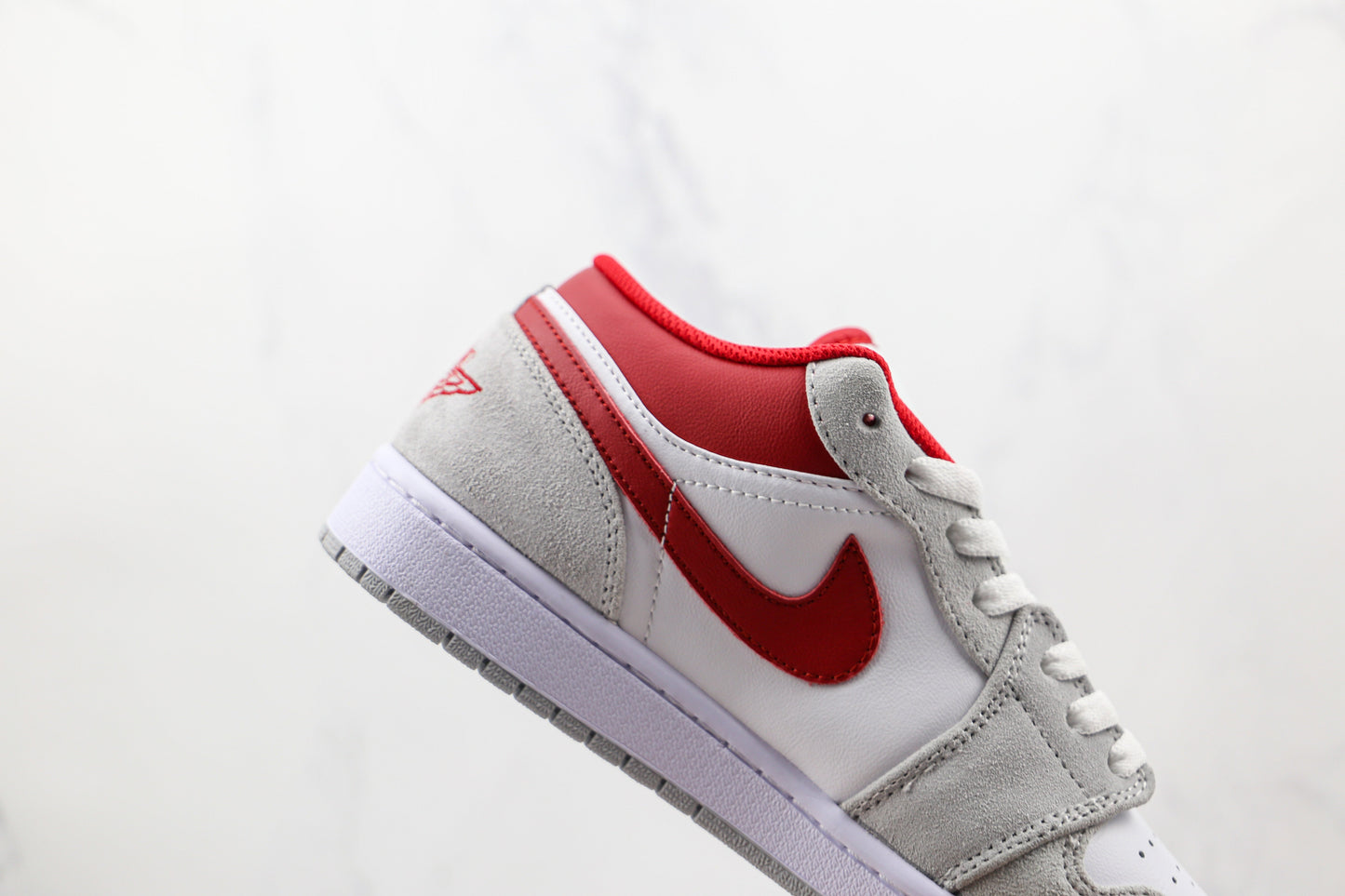 Jordan 1 Low SE Cinza Claro Fumaça Vermelho Academia 