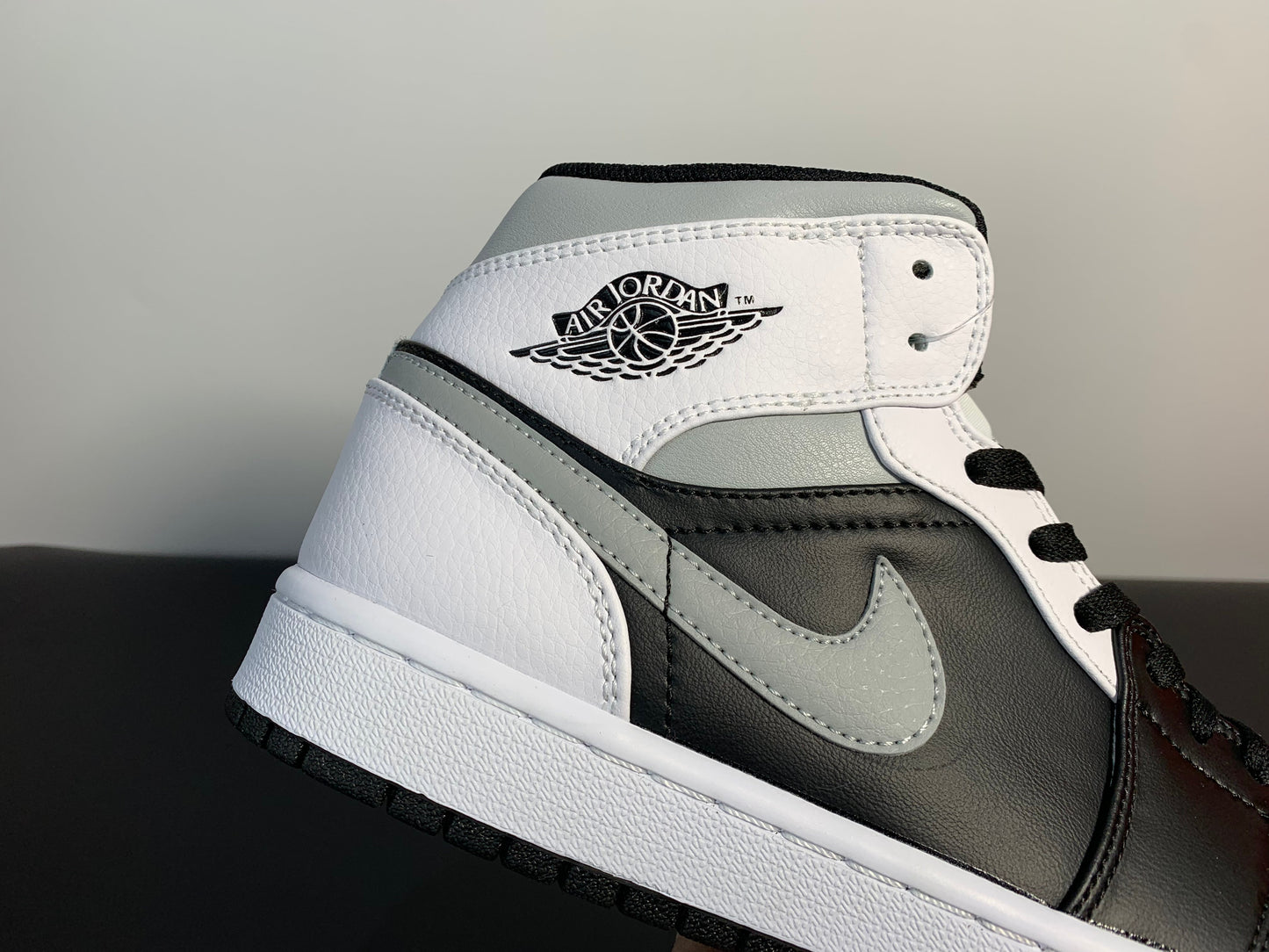 Jordan 1 Mid Branco Sombra 