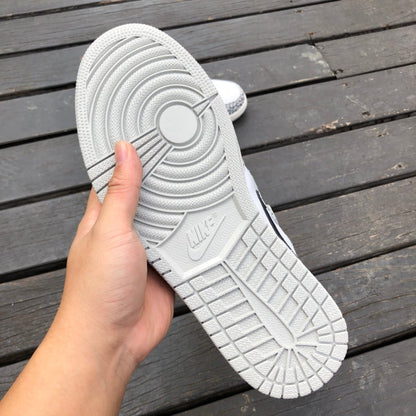 Jordan 1 Retro High OG Cimento Branco 