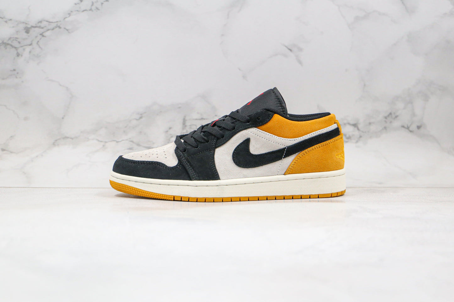 Jordan 1 Low University Dourado Preto 