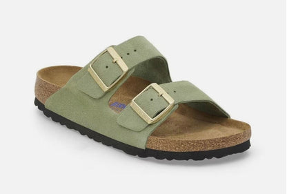 Birkenstock Arizona com palmilha macia em camurça e detalhes em chá verde.