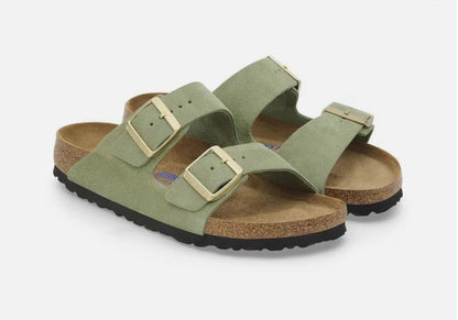 Birkenstock Arizona com palmilha macia em camurça e detalhes em chá verde.