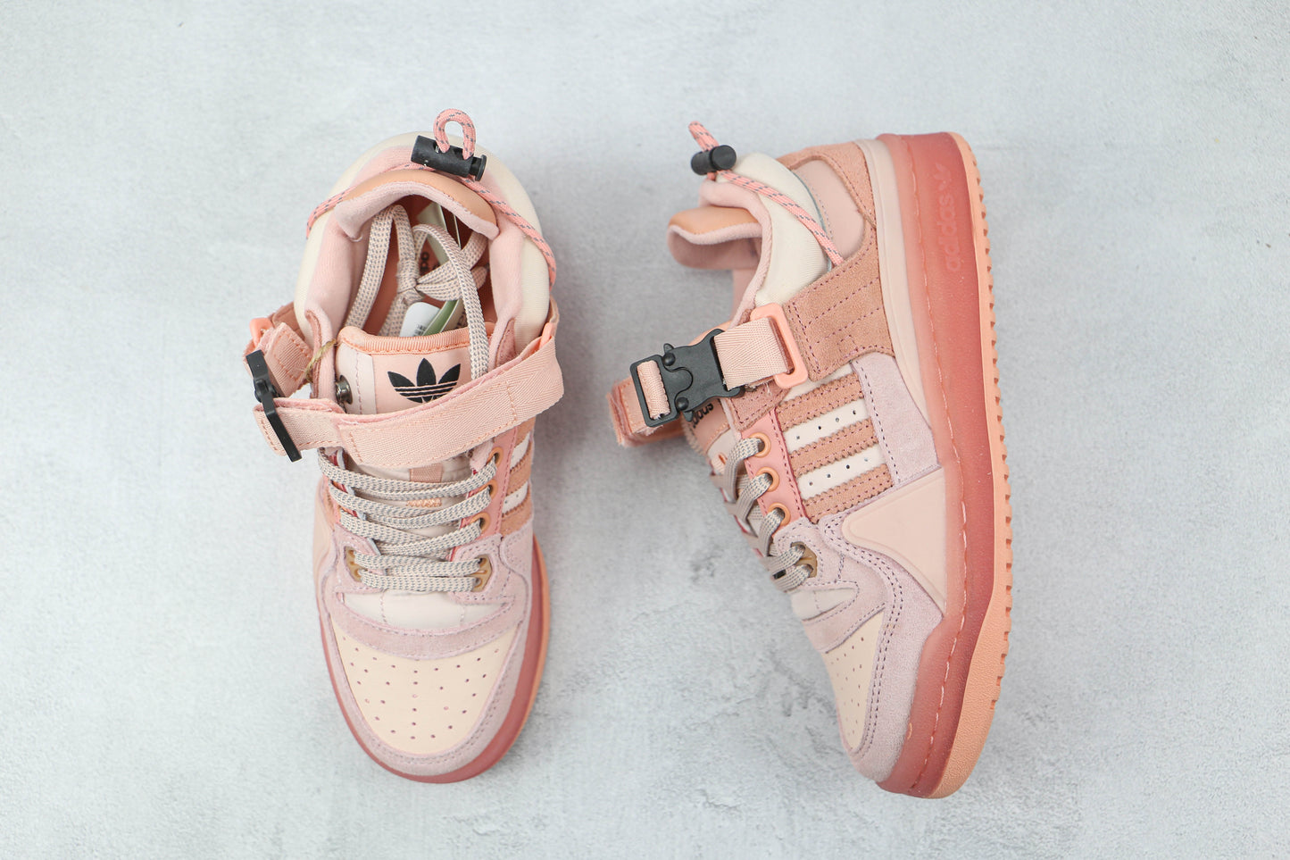 Ovo de Páscoa rosa Adidas Bad Bunny 
