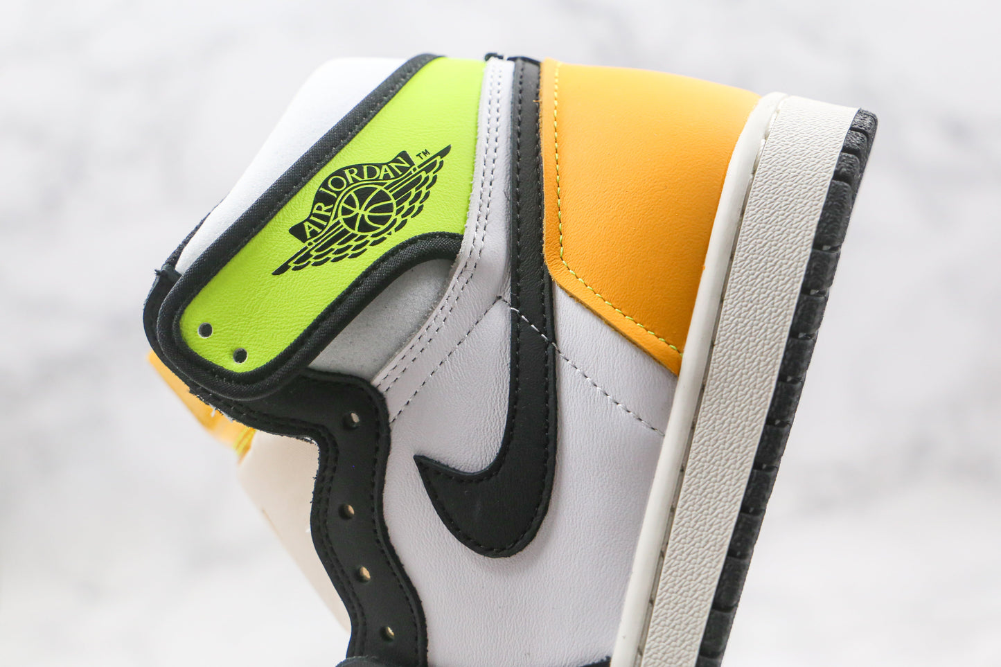 Jordan 1 Retro High Branco Preto Volt Dourado Universitário 