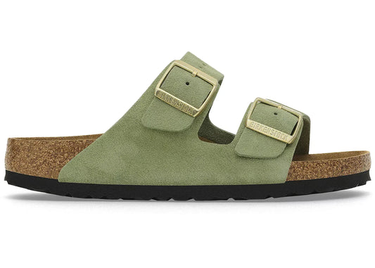 Birkenstock Arizona com palmilha macia em camurça e detalhes em chá verde.