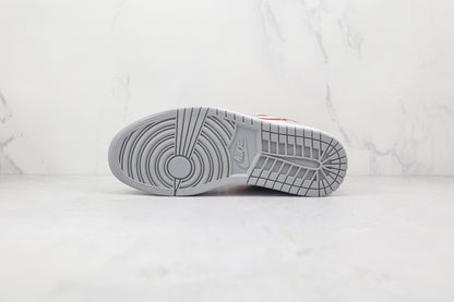 Jordan 1 Low SE Cinza Claro Fumaça Vermelho Academia 