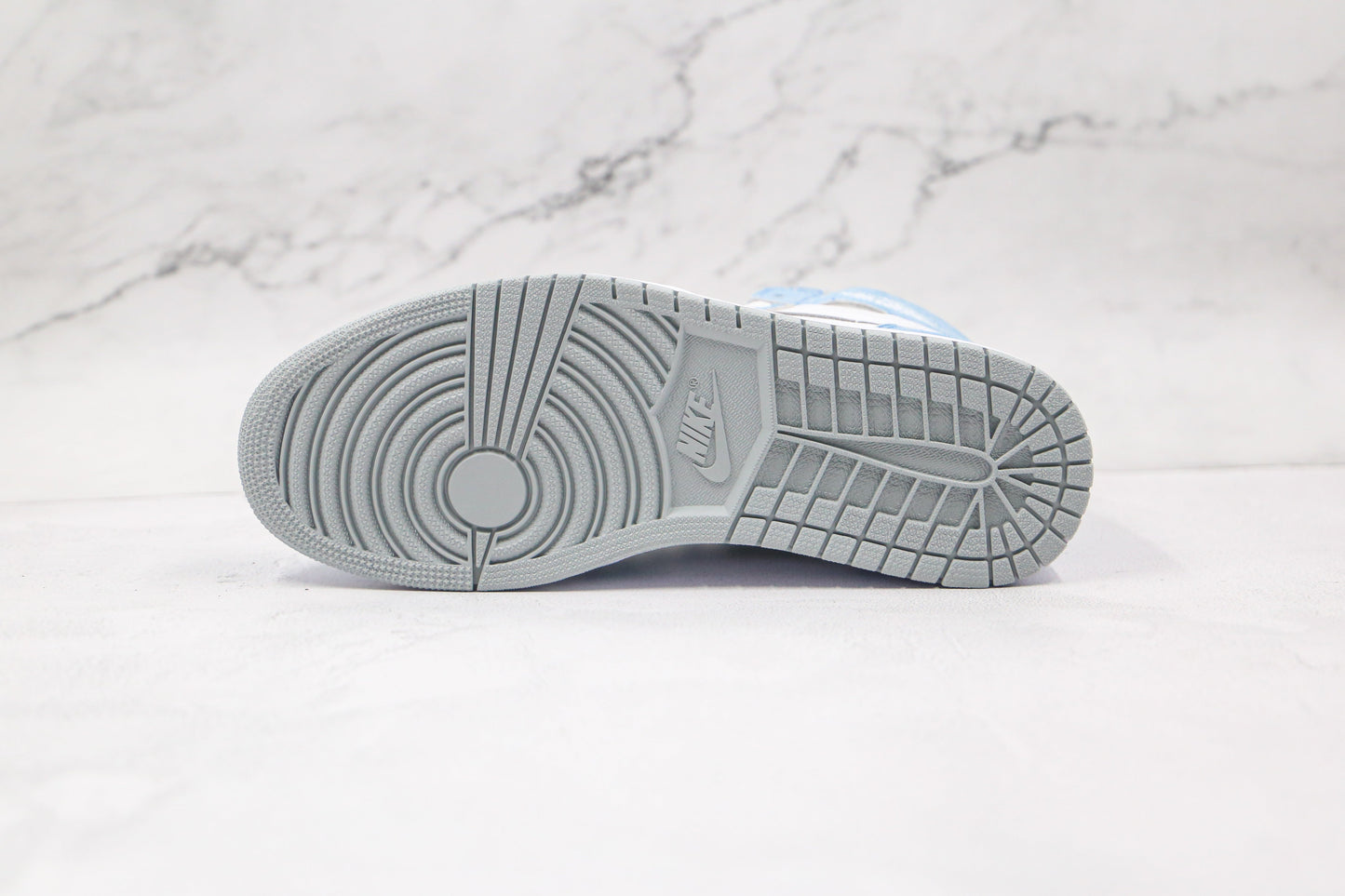 Jordan 1 Retro High Hyper Royal Smoke Grey 