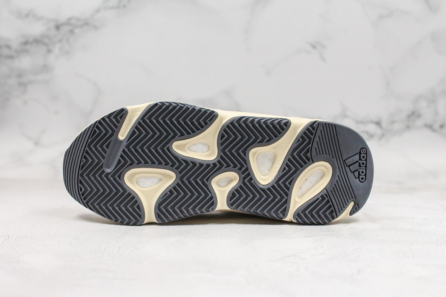 Adidas Yeezy Boost 700 Analógico 