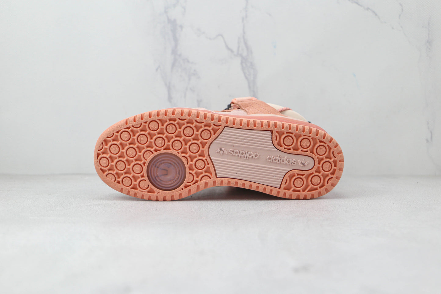 Ovo de Páscoa rosa Adidas Bad Bunny 